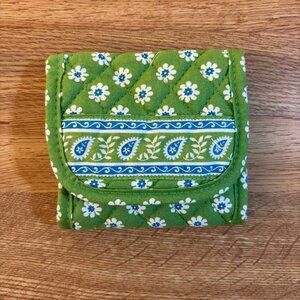 Vera Bradley Apple Green Trifold Pocket Wallet Retired White Daisies Paisley